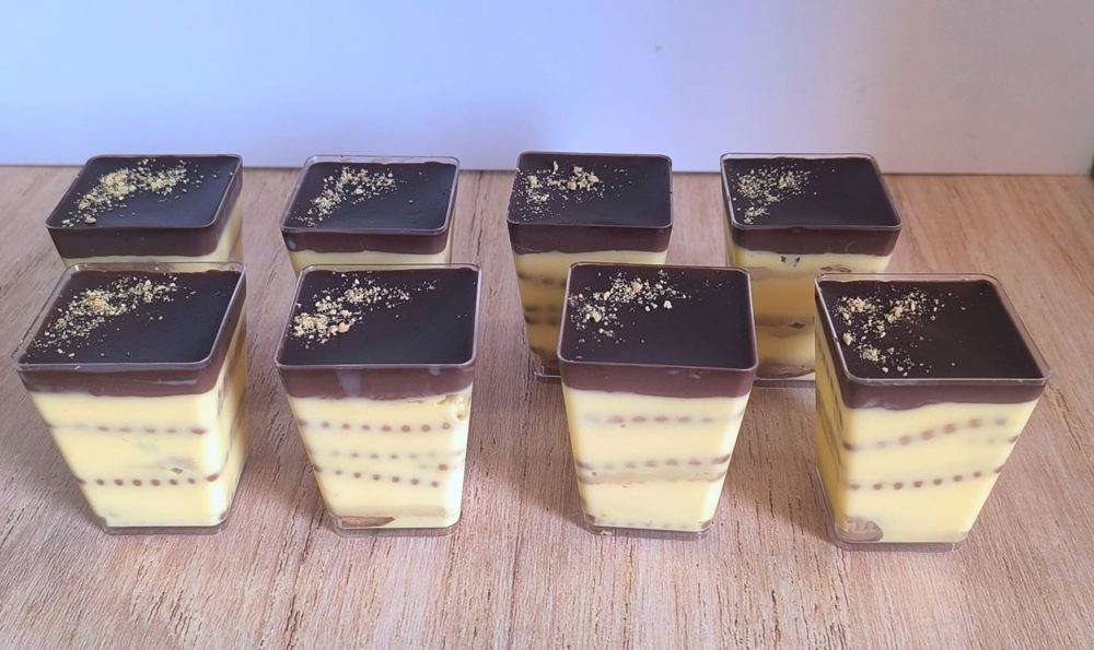 Vasitos de postre con cobertura de chocolate