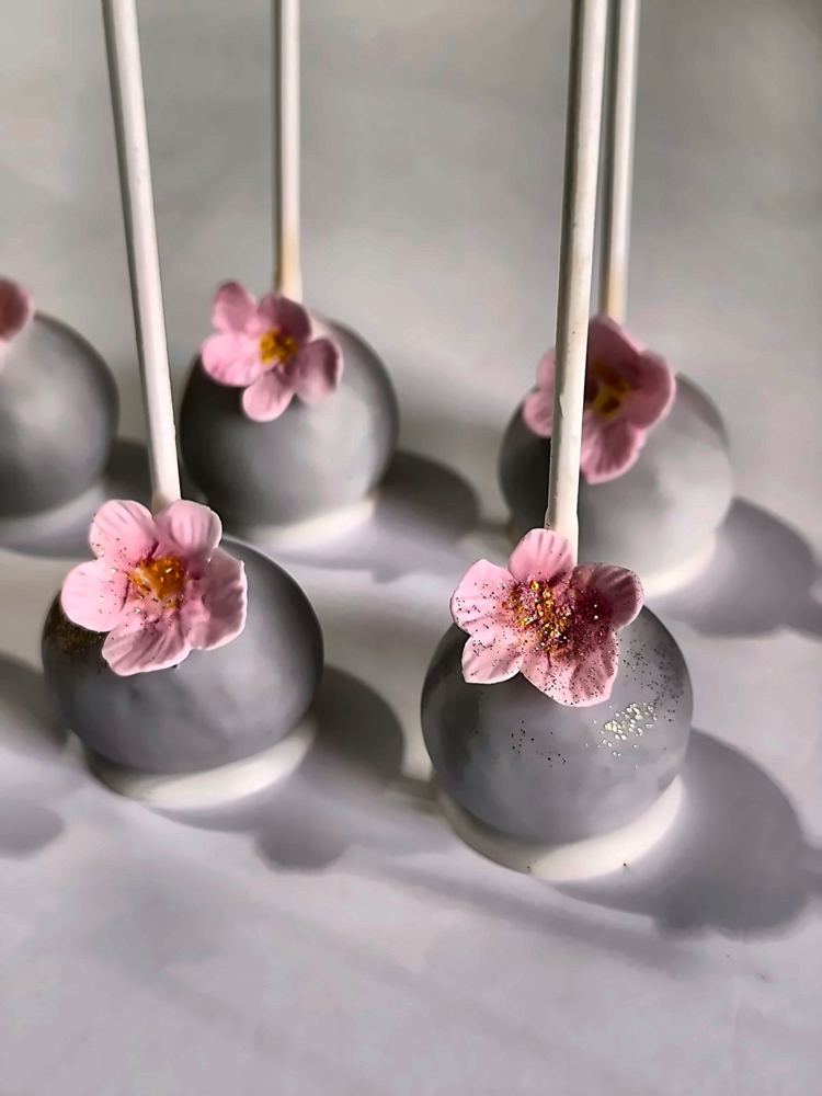 Cake pops con flores de azúcar