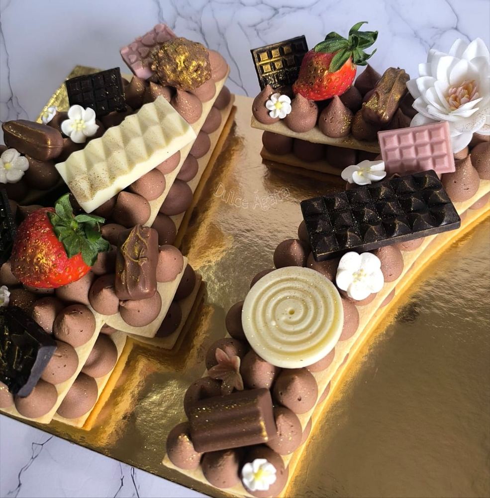 Tarta de números decorada con chocolates y fresas