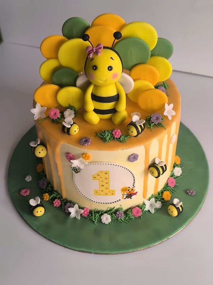 Tarta de primer cumpleaños con abejita modelada en fondant