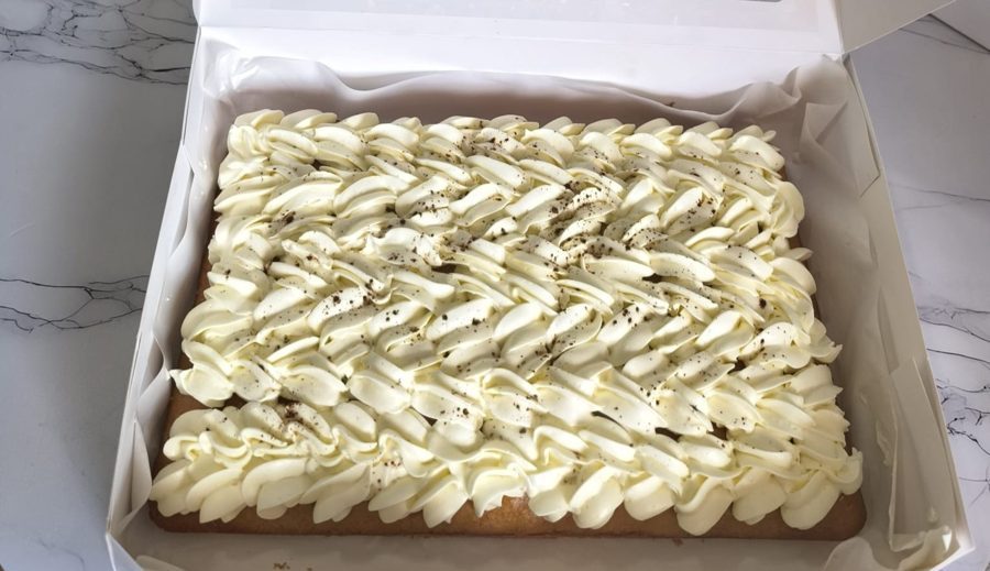 Coca dulce de zanahoria con queso crema