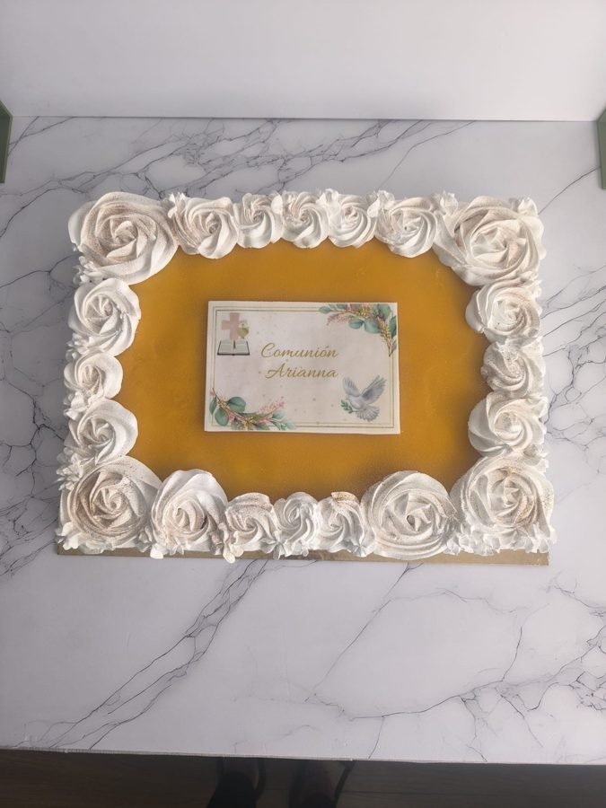 Tarta rectangular con rosetones de nata