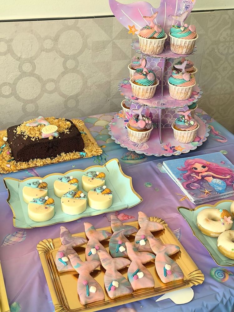 Mesa dulce con cupcakes en torre, galletas y postres