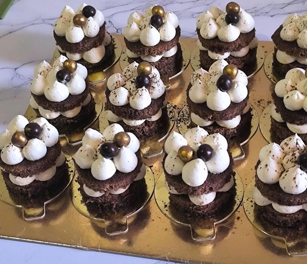 Mini tartas decoradas para mesa dulce