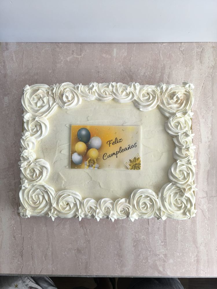 Tarta en plancha de chocolate blanco y fresa con oblea personalizada