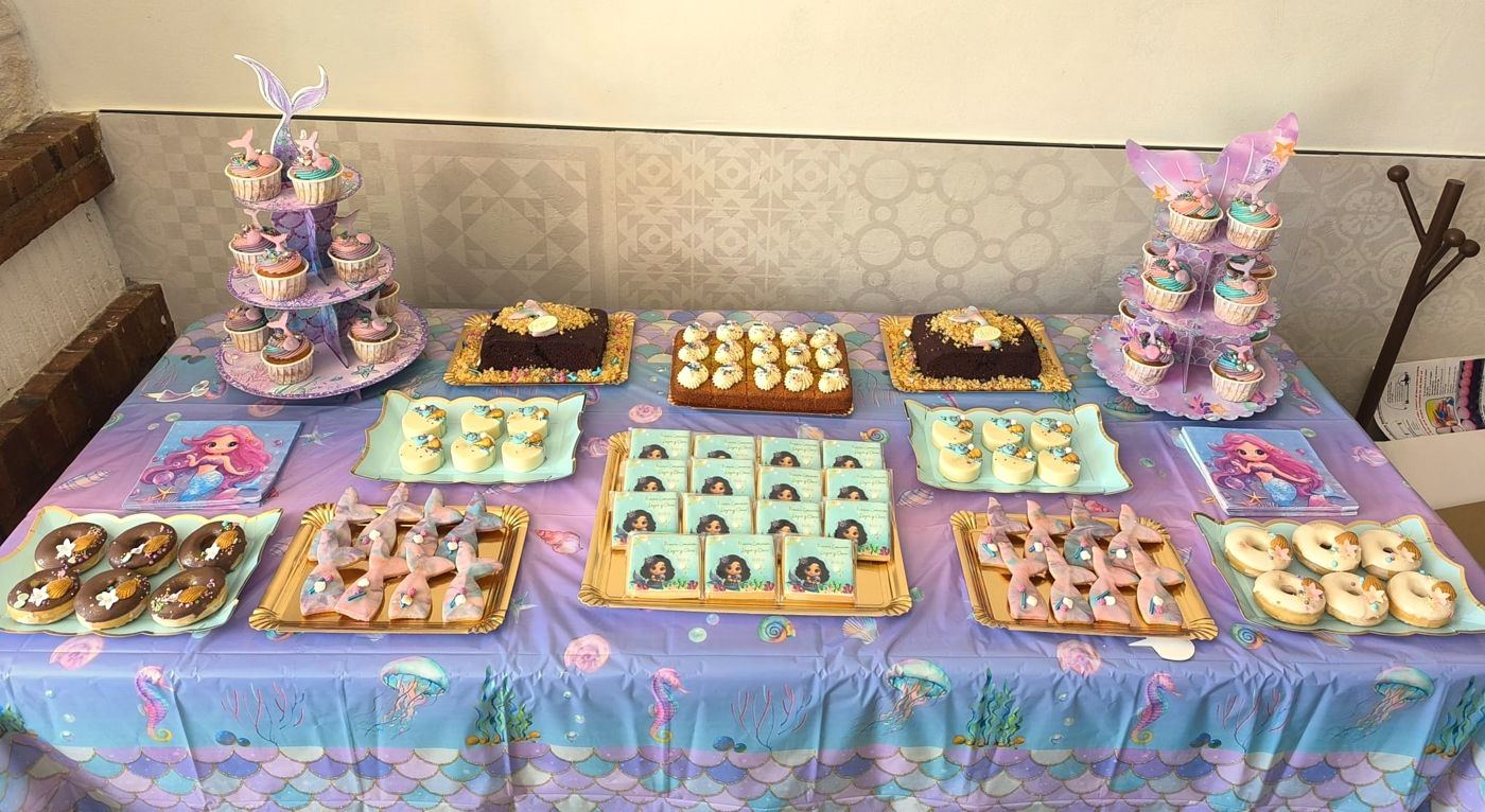 Mesa dulce de cumpleaños con cupcakes, galletas y postres