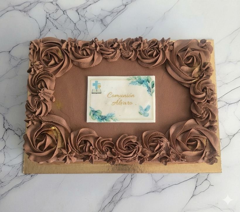 Tarta en plancha de chocolate decorada con rosetones