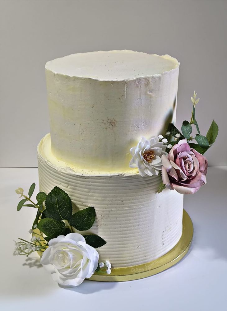 Tarta de dos pisos con flores naturales
